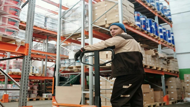 upravlenie-zapasami-maksimum-pribyli-minimum-prostoev